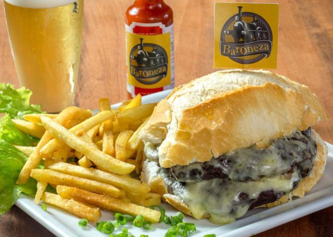 O pão com bolinho duplo do Bar Baroneza. Foto: divulgação.