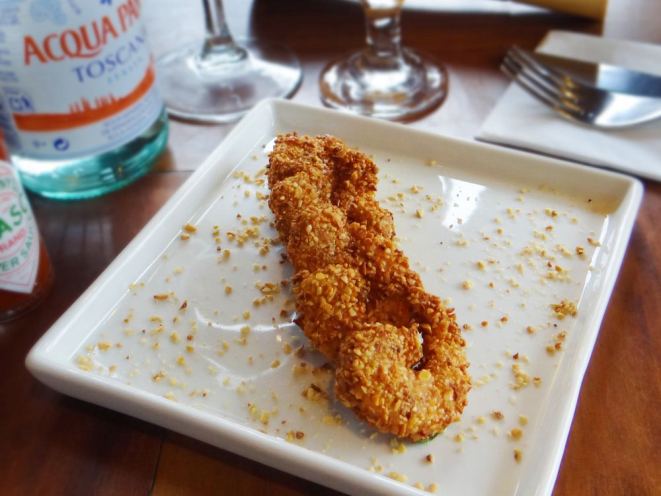 Entre os pratos servidos está o espetinho de camarões empanados. Foto: divulgação.