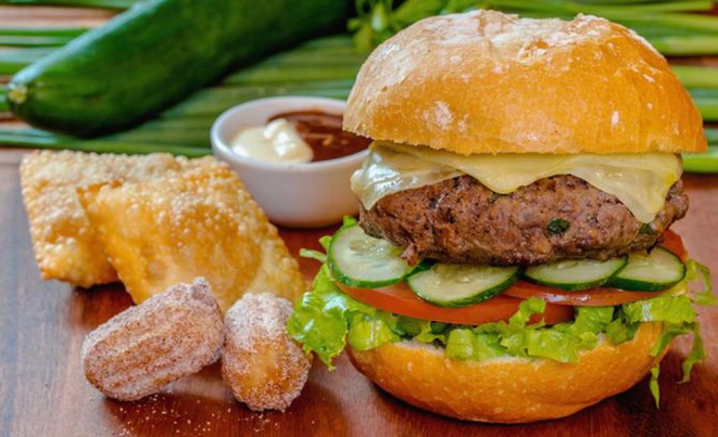 O pão com bolinho do Cartolas, acompanhado de pastéis e churros. Foto: divulgação.