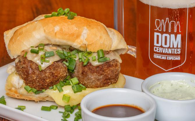 O pão com bolinho do restaurante Dom Cervantes. Foto: divulgação.