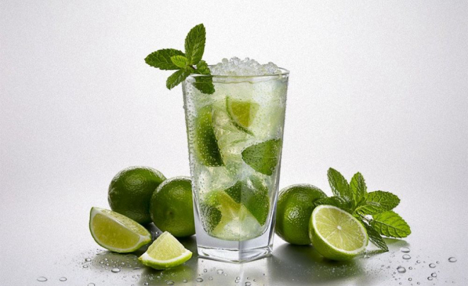 Entre os drinks sugeridos pela cervejaria é o Mojito com água lupulada. Foto: reprodução Facebook.