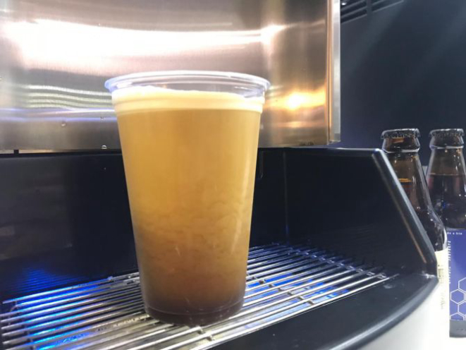 Parece chope preto mas é café nitrogenado. A espuma de nitrogênio garante mais cremosidade à bebida gelada. Foto: Lorena Martins