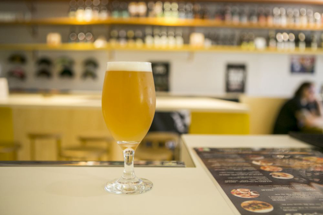 A cerveja é uma lager com teor alcoólico de 4,9%, seguindo a prática da época, de elaborar bebidas leves. Foto: Marcelo Andrade/Gazeta do Povo.