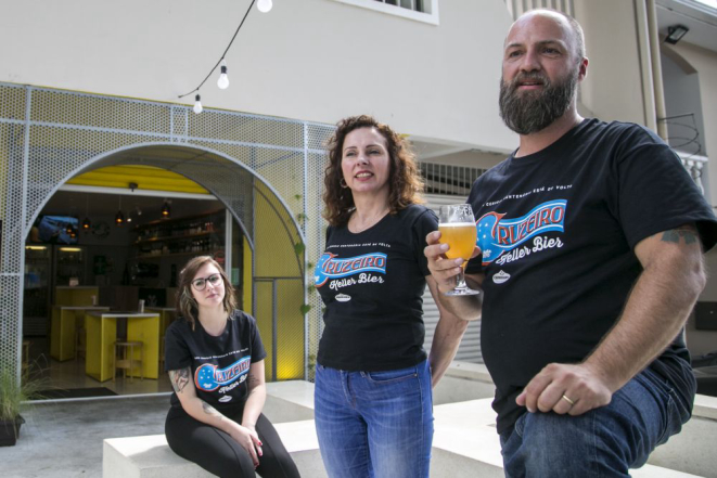 Beto toca a sua própria loja de cervejas em família, com a esposa e a filha ajudando no negócio. Foto: Marcelo Andrade/Gazeta do Povo.