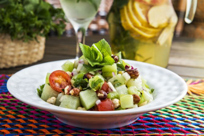 Salada de chuchu com peras, tomate, avelãs e folhas de hortelã do Quintana. Foto: Letícia Akemi/Gazeta do Povo