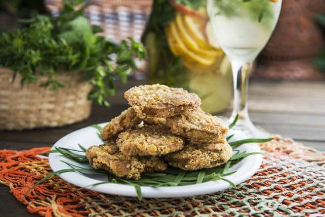 A chef Gabriela Carvalho frita o chuchu empanado na farinha de arroz temperada com sal e pimenta, ovo e farinha de milho com gergelim. Foto: Letícia Akemi/Gazeta do Povo