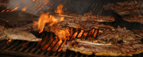 Fim de semana tem open de drinks, churrasco, choripan day e chope a R$ 1