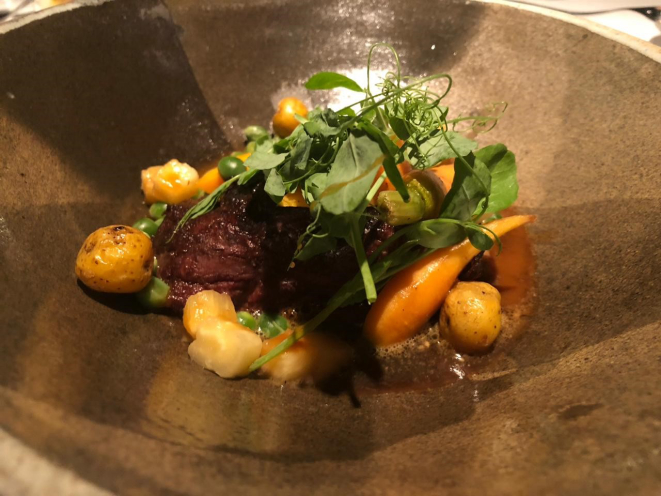 Bochecha de boi ao vinho e batatas crioulas e fermentado de abacaxi. Foto: Vania Krekniski