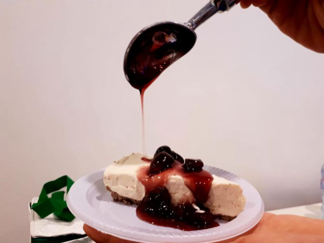 É possível usar a farinha de uva em diversos preparos, entre eles a massa da torta cheesecake. Foto: Guilherme Grandi/Gazeta do Povo.