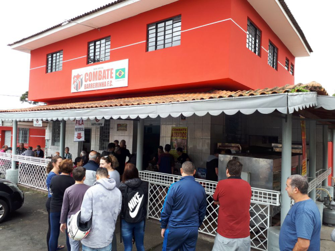 A fila na porta do Combate Barreirinha começa cedo, e acaba menos de duas horas depois. Foto: Guilherme Grandi/Gazeta do Povo.