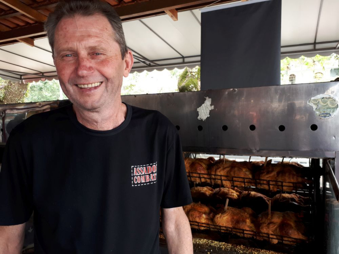 O Nilton levou a receita do almoço de família para o Combate, e ganhou uma legião fiel de clientes. Foto: Guilherme Grandi/Gazeta do Povo.