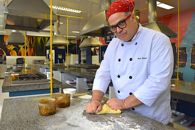 O professor e pesquisador Vavo Krieck afirma que o panetone pode ter diversas origens, mas nenhuma que afirme com certeza como a receita foi criada. Foto: Guilherme Grandi/Gazeta do Povo.