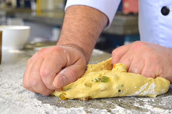 Vavo explica que a receita tradicional do panetone leva o panetone original leva manteiga, gema de ovo caipira, essência de laranja e frutas cristalizadas. Foto: Guilherme Grandi/Gazeta do Povo.