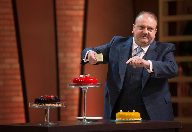 Jacquin explicou as quatro técnicas que deveriam ser usadas no preparo dos bolos espelhados. Foto: divulgação/Band.