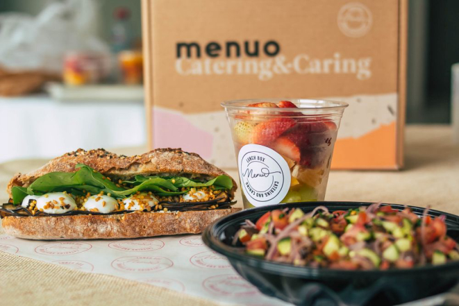 Os kits de almoço acompanham uma salada de frutas de sobremesa e um suco natural. Foto: divulgação.