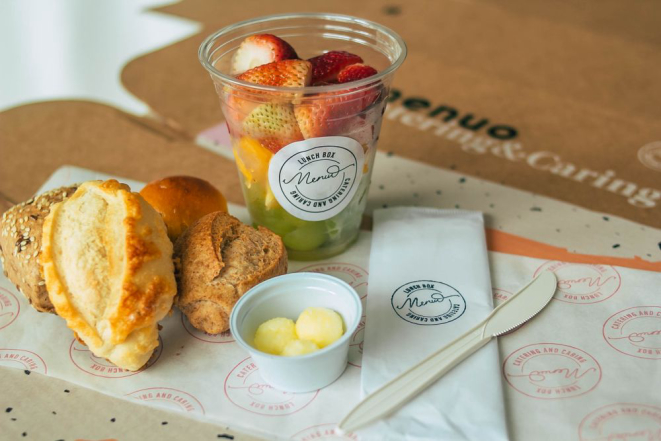 Os kits de café da manhã acompanham também manteiga de coco e geleia ou hummus e pasta de castanhas com ervas. Foto: divulgação.