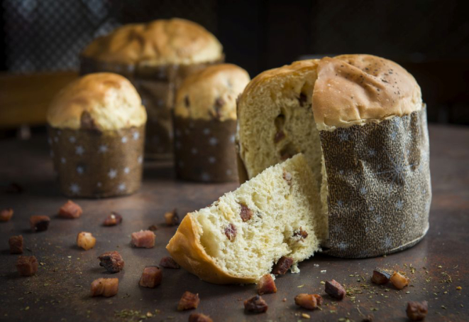 O panetone de bacon é uma das variações mais inusitadas que caíram no gosto popular. Foto: Letícia Akemi/Gazeta do Povo.