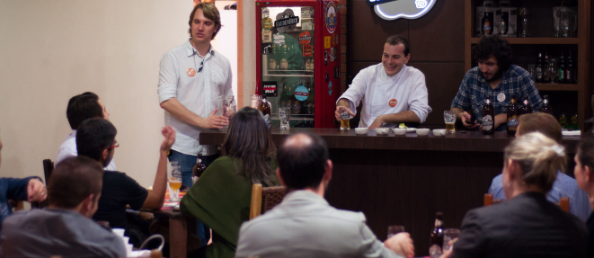 O chef e designer Renato Bedore (direita) e o sócio, Luiz Mileck, no Prove! Cervejas.