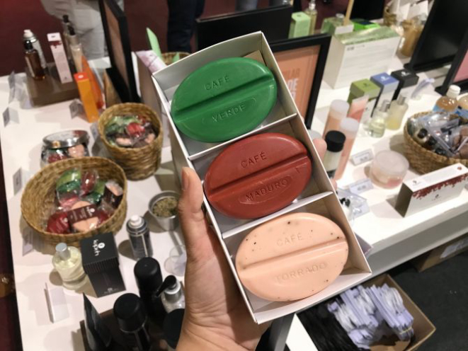 Os sabonetes da Kapeh são feitos com extrato de café e contempla três estágios do grão: verde, maduro e torrado. Foto: Lorena Martins