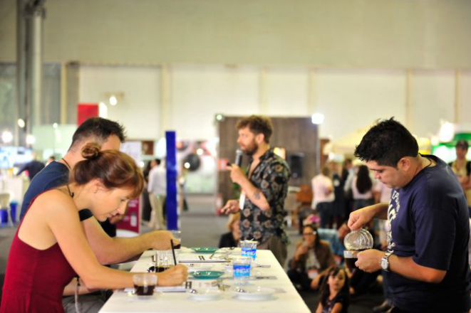 Jurados experimentam os cafés para eleger o melhor de 2018. Foto: Divulgação/Semana Internacional do Café