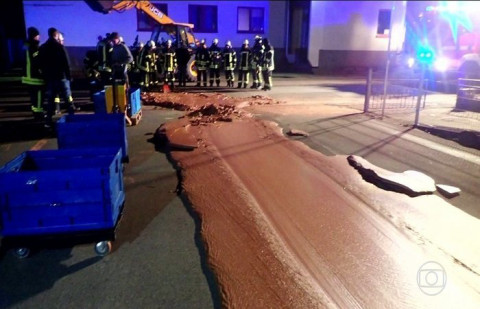 Não é desenho animado! Rua vira ‘rio de chocolate’ na Alemanha