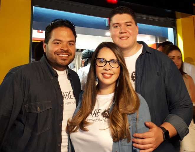 Os venezuelanos Aaron, Brenda e Nelson juntaram a saudade de casa ao redor da mesa para abrir o Budare 58. Foto: Guilherme Grandi/Gazeta do Povo.