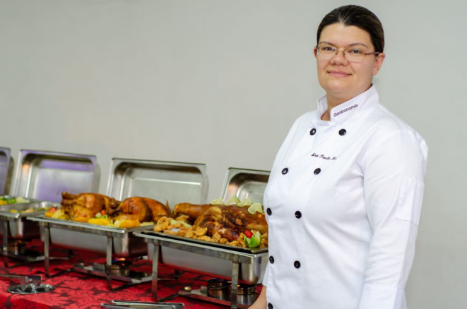 A chef Ana Paula Mafra explica que a ceia de Natal ideal para o Brasil seria com carnes mais leves e muitas frutas, por conta do clima tropical. Foto: Daniel Fiedler/divulgação.