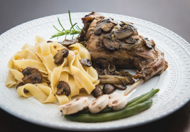 Coelho com échalotes confitadas. Foto: Letícia Akemi/Gazeta do Povo<br>