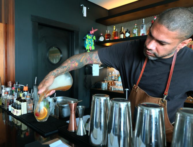 Tom Oliveira prepara o drink Barça 1. Foto: Aline Torres