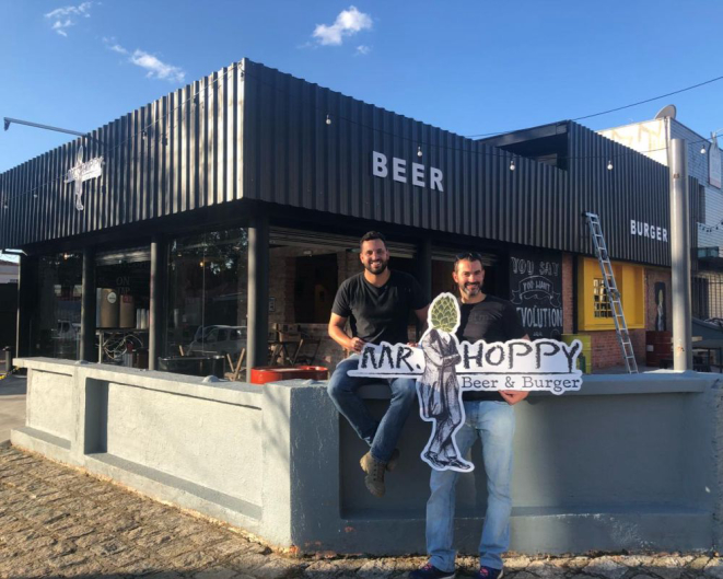 José Araujo Neto e Vinicius Sampaio enxergaram um nicho de hamburguerias mais simples, com opções menores, mais em conta e sem garçons. Foto: divulgação.