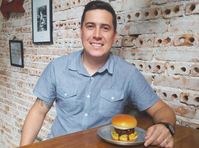 Wagner Rover aprendeu na prática que a tendência das hamburguerias veio para ficar, e mudou seu Chelsea Café para Burger & Shakes. Foto: divulgação.