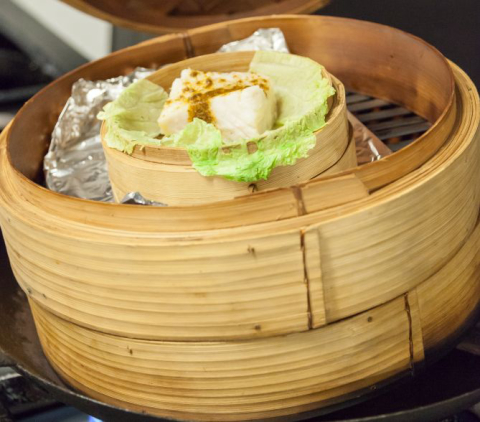 Como cozinhar a vapor usando micro-ondas e cesta de bambu