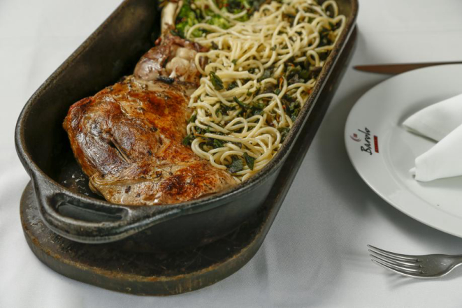 Paleta de cordeiro com pinoli, prato premiado em Curitiba. Foto: Hugo Harada/Gazeta do Povo. Foto: Hugo Harada/Gazeta do Povo