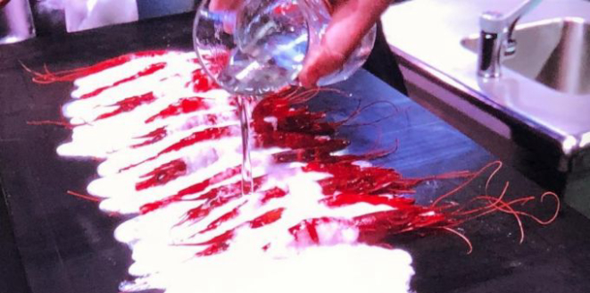 Reprodução da demonstração ao vivo de Ángel Leon no Madrid Fusion. A água, "mágica", se transforma em sal ao tocar as lagostas.