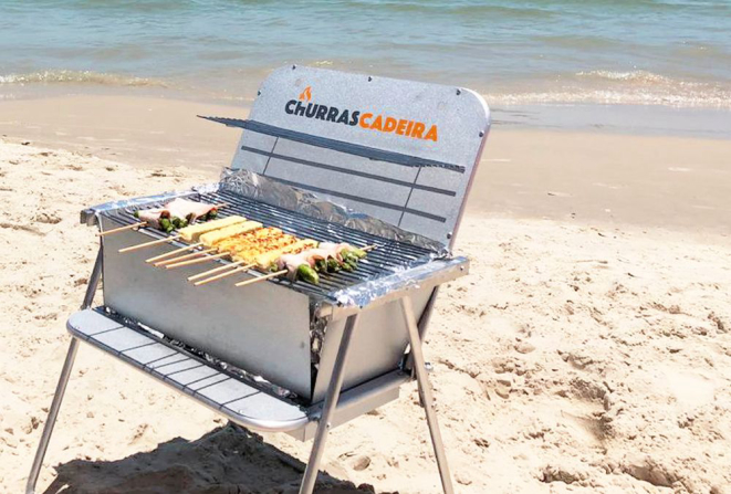A ideia da engenhoca é levar a cadeira de praia em uma mão e a churrasqueira na outra. Foto: Cyclop Comunicação/divulgação.