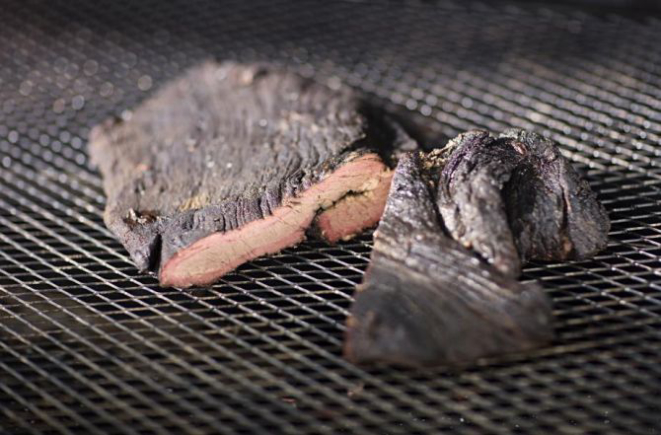 O braseiro estará no ponto quando formar uma cinza branca em cima. Foto: Alexandre Mazzo/Gazeta do Povo