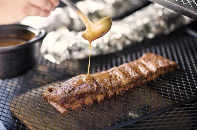 A costelinha suína na churrasqueira norte-americana é assada apenas na fumaça, o que deixa um sabor inconfundível. Foto: Alexandre Mazzo/Gazeta do Povo
