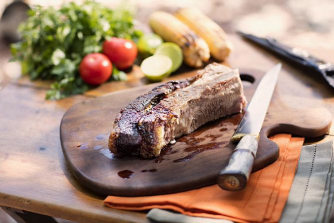 A costela fogo de chão fica muito suculenta e serve até 30 pessoas. Foto: Alexandre Mazzo/Gazeta do Povo