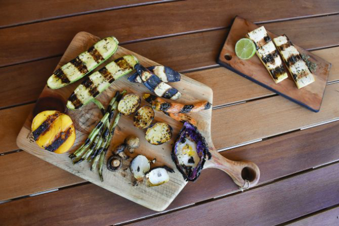 A chef Gabriela Carvalho indica ficar de olho nos legumes e verduras mais delicados: menos fogo! Foto: Nay Klym/Gazeta do Povo