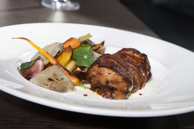 No restaurante curitibano Nomade, dentro do Nomaa Hotel, o chef Lênin Palhano serve o cordeiro com  alcachofra. Foto: André Rodrigues/Gazeta do Povo.