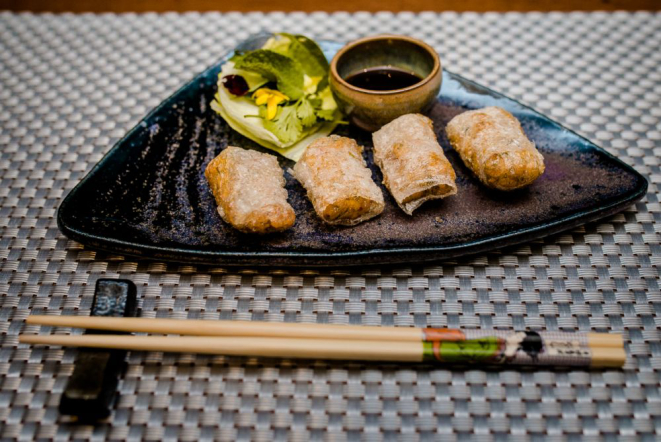 No Grand Hotel Rayon, a releitura dos rolinhos vietnamitas foi feita pelo chef Kazuo Harada, detentor de uma estrela Michelin. Foto: Geíza Borrelli/divulgação.