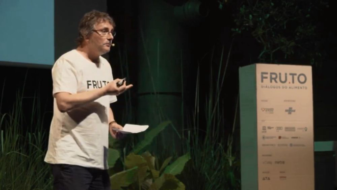 Aduriz explica que os chefs precisam voltar os olhos para ingredientes muitas vezes renegados na cozinha. Foto: reprodução/transmissão Fruto.