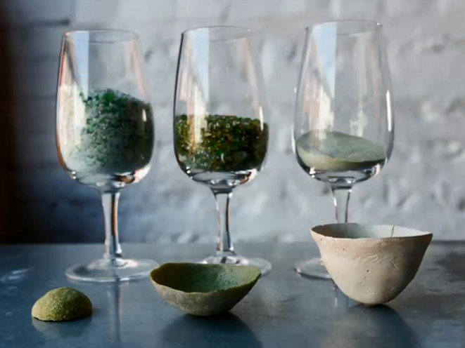 As garrafas de vinho vazias são trituradas e viram areia que será usada na horta ou na manufatura de novos recipientes. Foto: reprodução/transmissão Fruto.