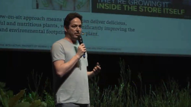 Tomer Niv explica que a cadeia de processamento dos alimentos precisa ser reduzida a 'quilômetro 0', não mais percorrendo longas distâncias. Foto: reprodução/seminário Fruto.