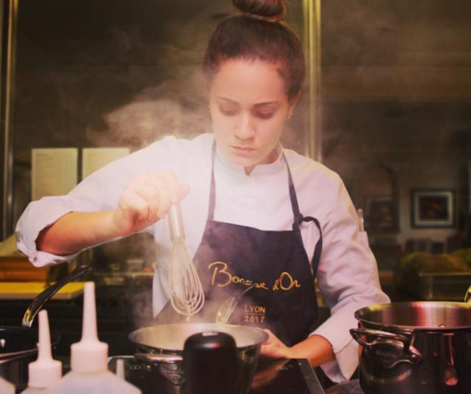 Giovanna Grossi durante a final do Bocuse D'Or 2017. A alagoana foi a primeira mulher brasileira a chegar tão perto da vitória da Copa da gastronomia. Foto: Reprodução / Instagram