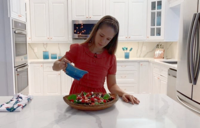 Os vídeos têm duração de sete a 20 minutos, dependendo da complexidade do prato, e são gravados na casa de Laysa, em Miami. Foto: Reprodução.