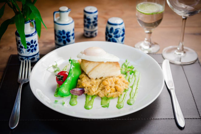 No restaurante Mukeka, o chef Ivan Lopes prepara um menu confiança com os ingredientes disponíveis no dia. Foto: Priscilla Fiedler/divulgação.