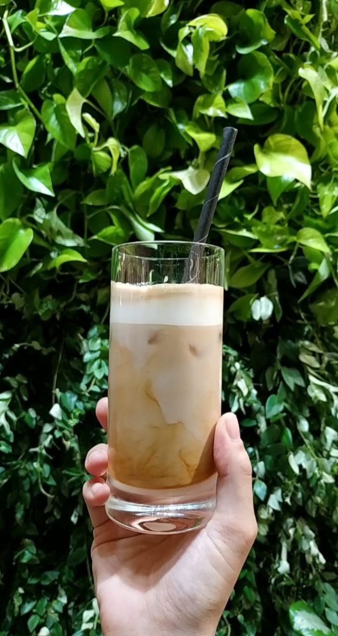 Salentina, um dos drinks disponíveis no Bar Nespresso. Para fazer, é preciso começar pelo café (25ml); depois, misturar quatro pedras de gelo e 15ml de xarope de amêndoas. Finalizar com 120ml de leite vaporizado (frio). Foto: Marina Mori / Gazeta do Povo