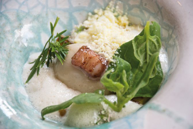 Ostras, tutano e alho-poró da chef Manu Buffara. Foto: Nay Klym/Gazeta do Povo