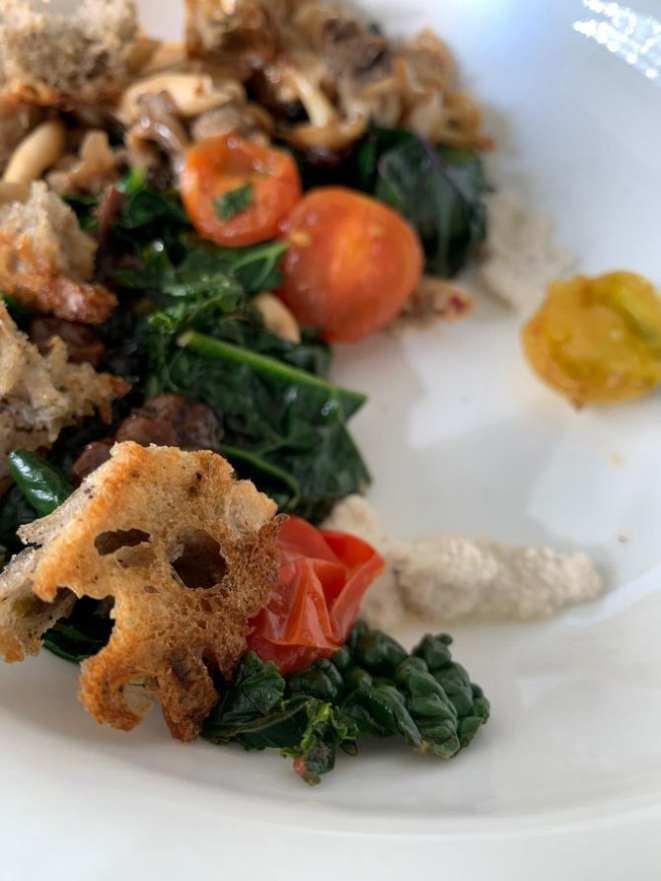 No primeiro vídeo da série, Laysa ensina a preparar uma panzanella de cogumelos como prato principal de um menu. Foto: Divulgação